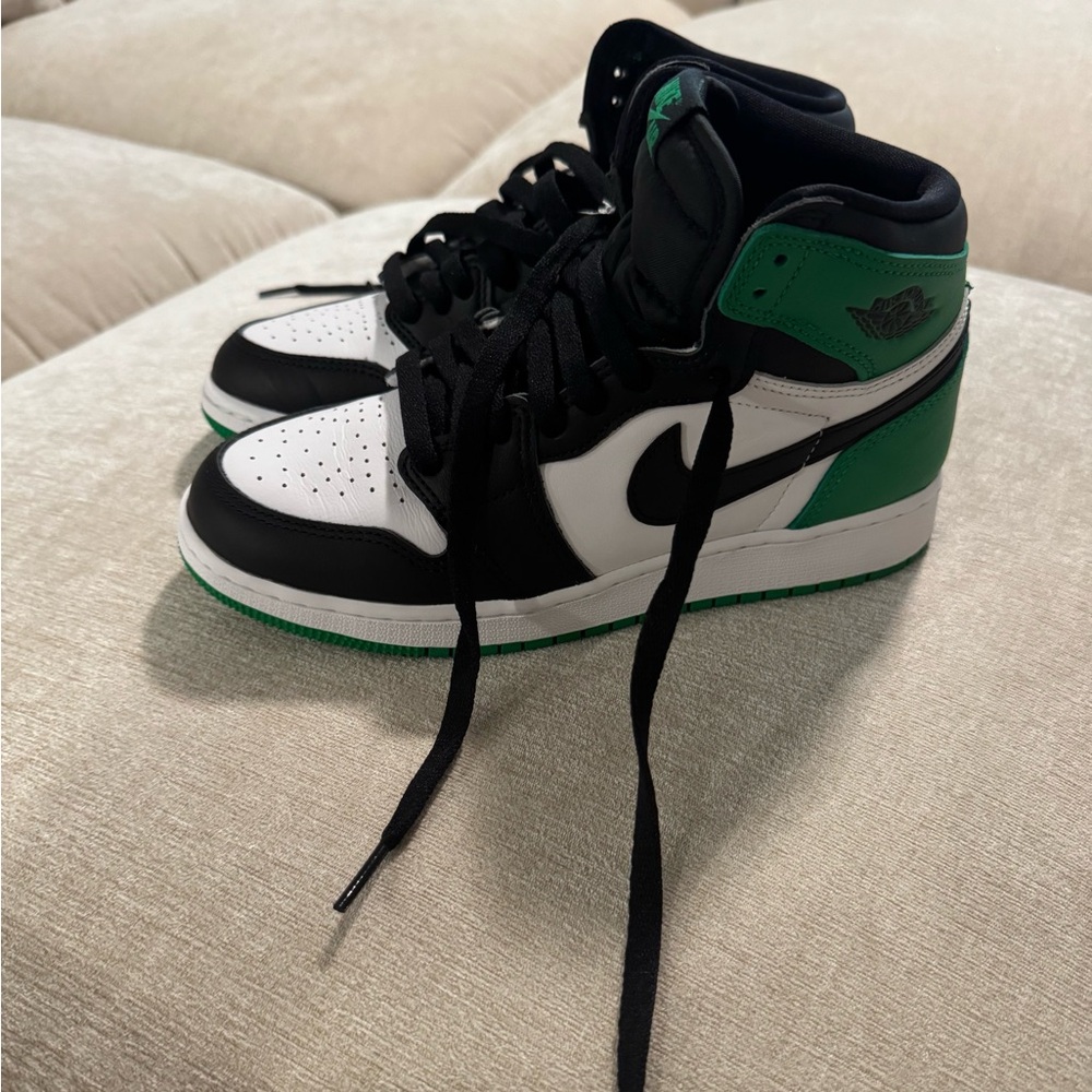 Jordan 1 Retro High OG "Lucky Green" Grade School Kids' Shoe